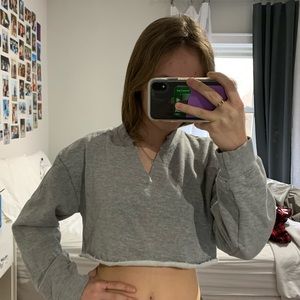 CROPPED GREY SWEATER